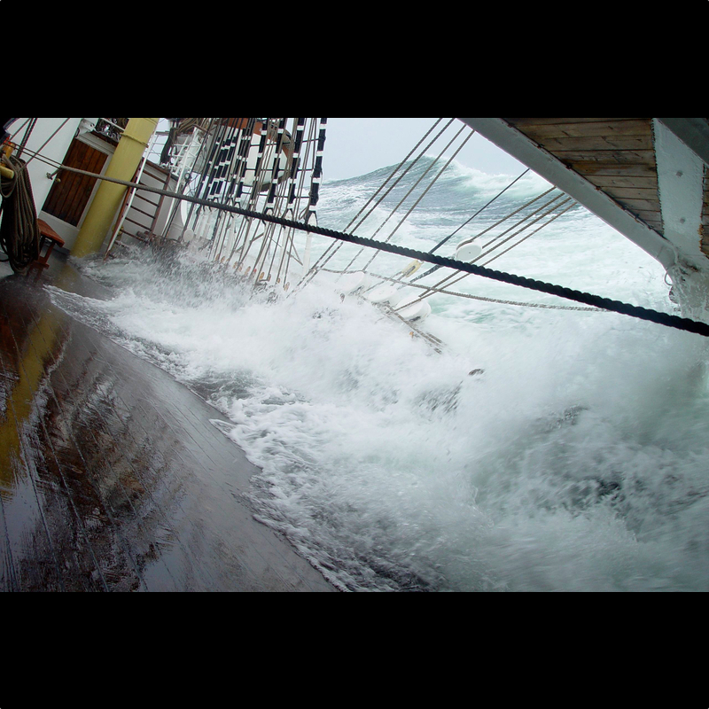  Orkan. Fixiert am Fockmast für dieses Foto 