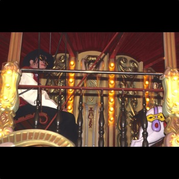  Michael Jackson allein in einem Karusell 
